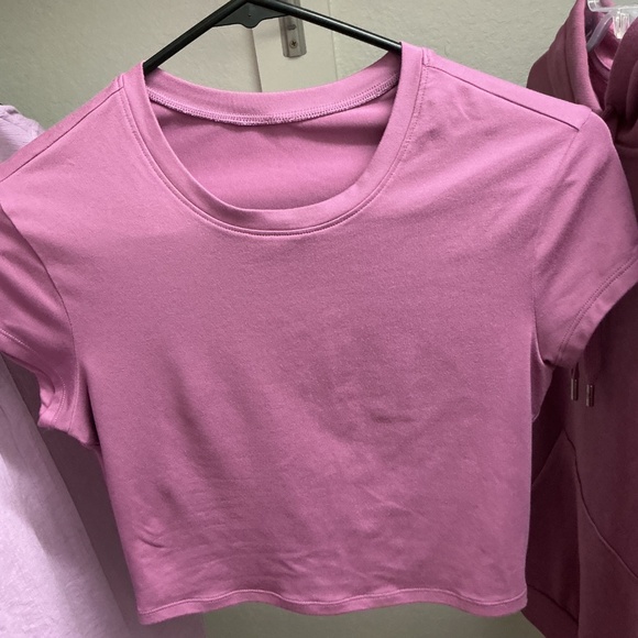 ALO Yoga Accolade Sweatshirt and Straight Leg Sweatpants Set in Soft Mulberry - Picture 4 of 9